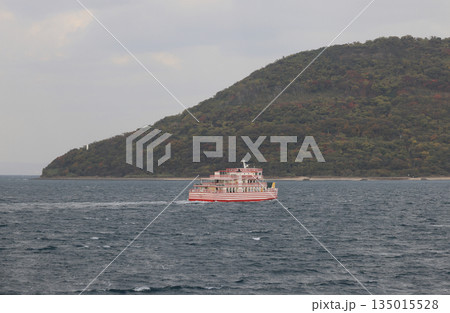 高松港から女木島の女木港に向かう「シマシマめおん」 135015528
