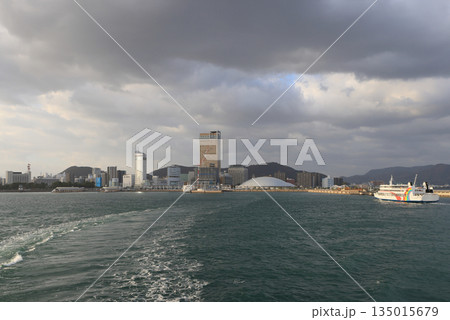 土庄ー高松間の小豆島行き、8時発のフェリーから見る朝のサンポート高松と市街 135015679
