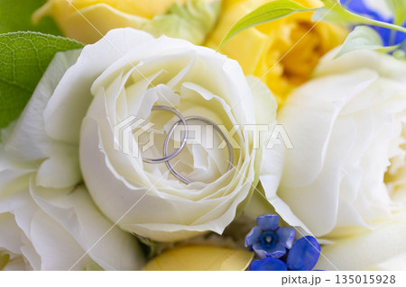 ハンドメイドの指輪とブーケ 135015928