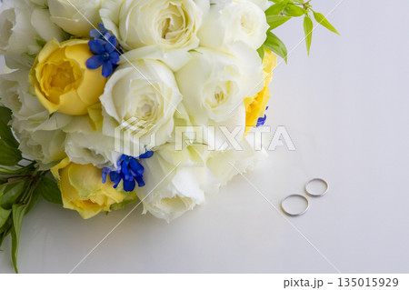 ハンドメイドの指輪とブーケ 135015929