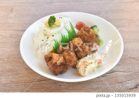 crispy fried garlic chicken with boiled egg on black sesame rice and salad bento set in plate 135015939