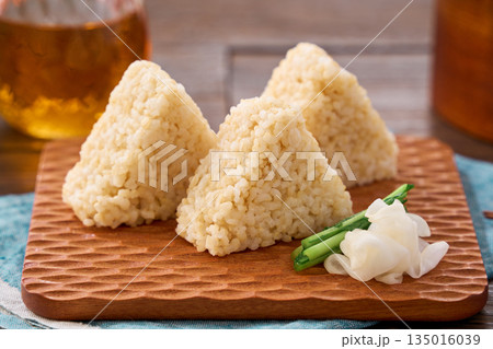 玄米の三角おにぎり 135016039