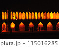 イラン　エスファハーン　33連アーチ橋の夜景 135016285