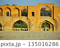 イラン　エスファハーン　干上がったザーヤンデ川に架かる33連アーチ橋 135016286