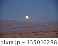 イラン　ヤズド　砂漠の空に上る月 135016288