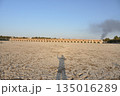 イラン　エスファハーン　干上がったザーヤンデ川に架かる33連アーチ橋 135016289