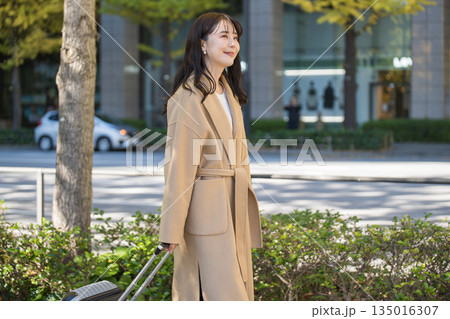都会の街を歩く女性 都会の街を歩く女性 135016307