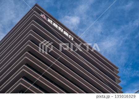 武蔵野銀行本店のロゴマークと青空【埼玉県さいたま市大宮区】 武蔵野銀行本店のロゴマークと青空【埼玉県さいたま市大宮区】 135016329