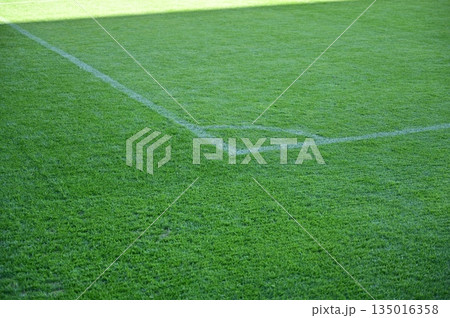 サッカー場のコーナーアーク 135016358
