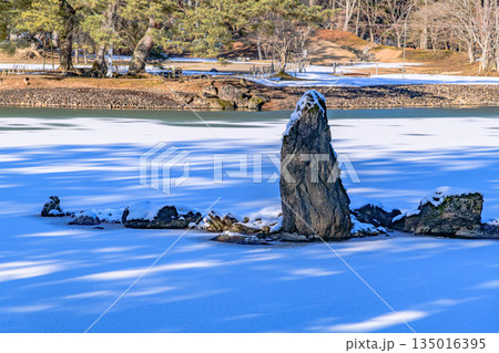 雪の平泉を歩く 135016395