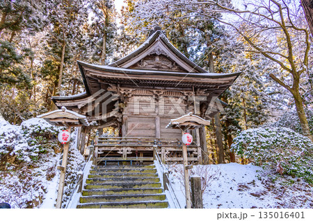雪の平泉を歩く 135016401
