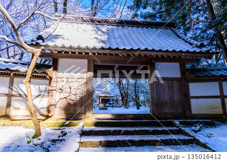 雪の平泉を歩く 135016412