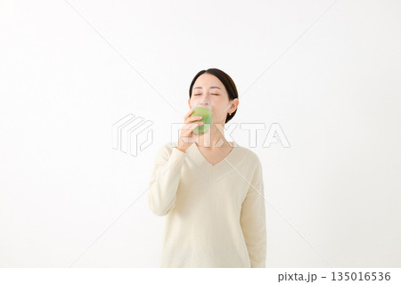 飲み物を持つ女性 135016536