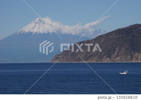 駿河湾に浮かぶ船と冠雪の富士山 135016610