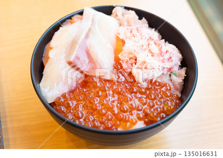 美味しい海鮮丼 135016631