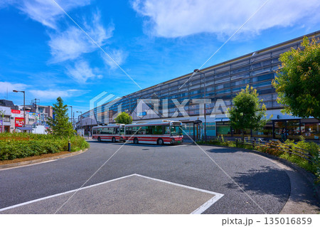 東京都世田谷区の小田急線 経堂駅の北口をロータリーから見る 東京都世田谷区の小田急線 経堂駅の北口をロータリーから見る 135016859