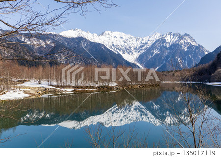 4月の開山直前の上高地 大正池から望む残雪の穂高連峰と水面の映り込み（逆さ穂高） 135017119