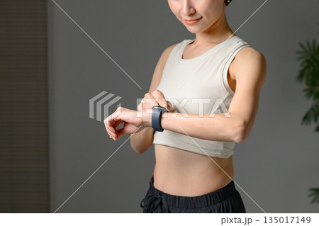 運動をする女性 135017149