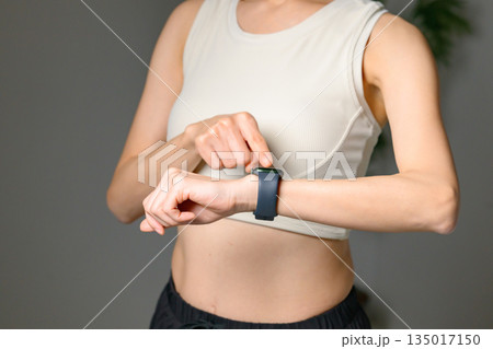 運動をする女性 135017150
