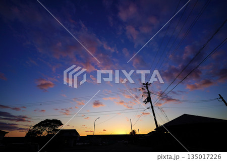 夕焼け空 黄昏時 電線シルエット 静かな街並み 一日の終わり 夕焼け空 黄昏時 電線シルエット 静かな街並み 一日の終わり 135017226
