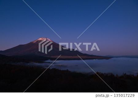 山中湖パノラマ台から望む夜明けの富士山 135017229