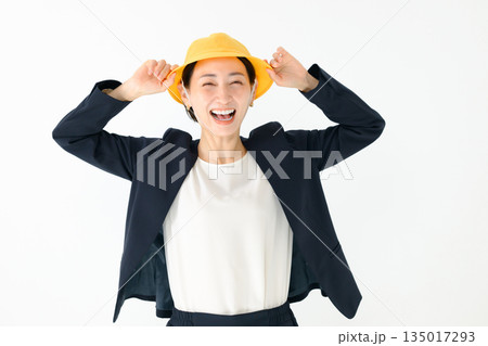 帽子をかぶった大人の女性 135017293