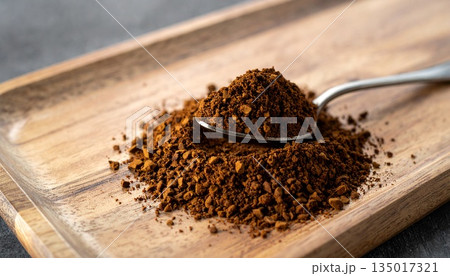 スプーンに盛られたインスタントコーヒー4 135017321