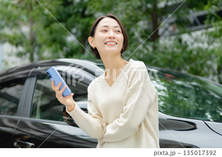 スマホを持つ女性 車 査定 スマホを持つ女性 車 査定 135017392