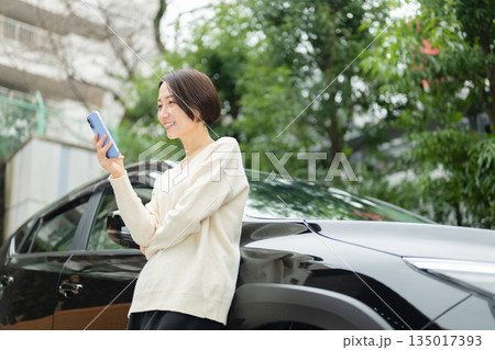 スマホを持つ女性 車 査定 スマホを持つ女性 車 査定 135017393