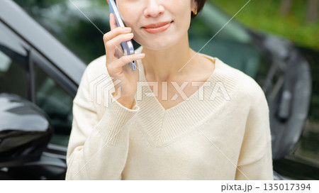 スマホを持つ女性　車　査定 135017394