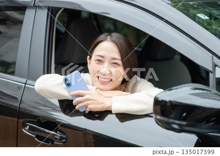 スマホを持つ女性　車　査定 135017399