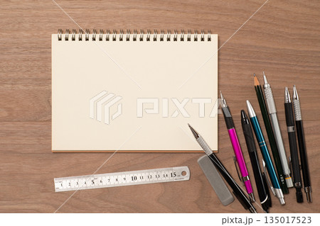 無地のリングノートとシャーペンや鉛筆と定規 135017523