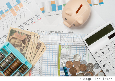 確定申告と帳簿と損益計算のイメージ 135017527