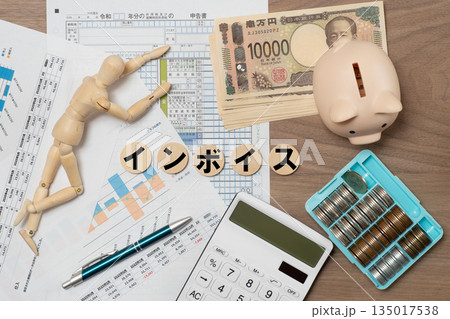 確定申告とインボイスで疲れたデッサン人形のイメージ 135017538