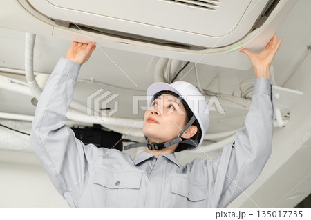 エアコンの点検をする作業員 135017735