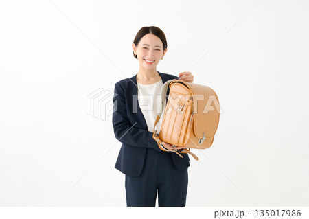 ランドセルを持った女性 135017986