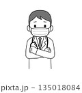 白衣とマスクを着用し聴診器を下げた男性医師が腕を組んで困った表情をしているモノクロイラスト 135018084