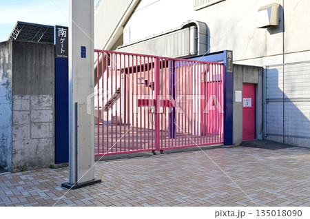 長居球技場にあるヨドコウ桜スタジアムのゲート 135018090