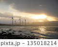 夕日に照らされる風車のシルエット 135018214