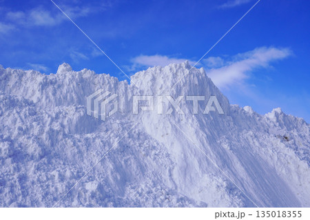 駐車場の片隅に築かれた除雪あとの雪山 135018355
