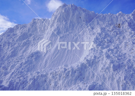 駐車場の片隅に築かれた除雪あとの雪山 135018362
