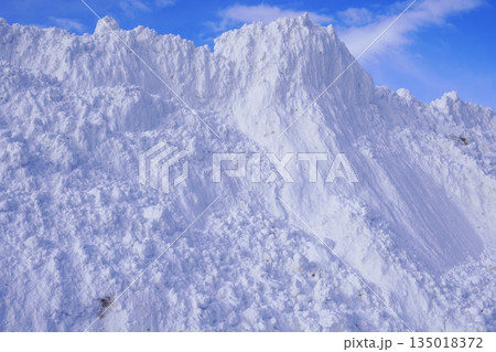駐車場の片隅に築かれた除雪あとの雪山 駐車場の片隅に築かれた除雪あとの雪山 135018372