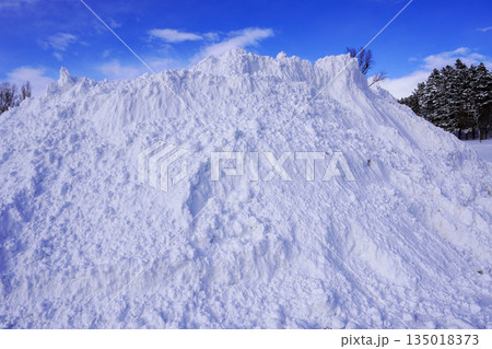 駐車場の片隅に築かれた除雪あとの雪山 駐車場の片隅に築かれた除雪あとの雪山 135018373