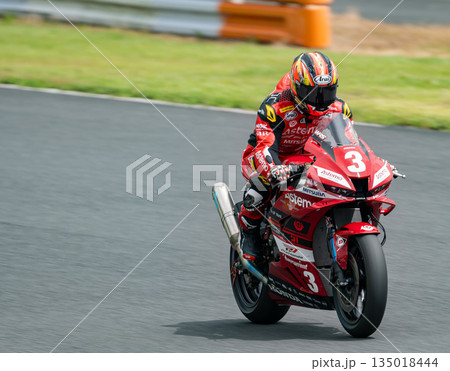 疾走するライダー 135018444