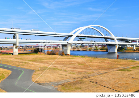 江北橋/荒川より上流/五色桜大橋方向を望む(東京都足立区)【2025.12】 江北橋/荒川より上流/五色桜大橋方向を望む(東京都足立区)【2025.12】 135018490