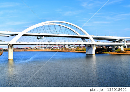 江北橋/荒川より上流/五色桜大橋方向を望む(東京都足立区)【2025.12】 江北橋/荒川より上流/五色桜大橋方向を望む(東京都足立区)【2025.12】 135018492