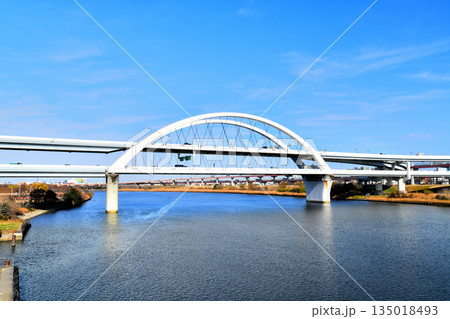 江北橋/荒川より上流/五色桜大橋方向を望む(東京都足立区)【2025.12】 江北橋/荒川より上流/五色桜大橋方向を望む(東京都足立区)【2025.12】 135018493
