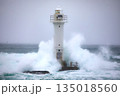 荒れた海と灯台 135018560