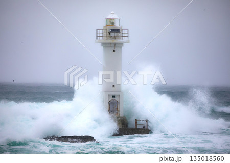 荒れた海と灯台 荒れた海と灯台 135018560