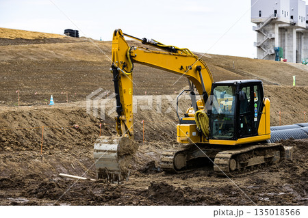 埼玉県さいたま市　荒川調整池工事　重機ユンボ 135018566